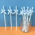 Cannucce di carta a righe blu e bianche con fiocco azzurro, perfette per decorazioni di feste. - Cannucce con fiocchi di nastro a righe blu chiaro