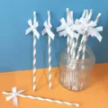 Cannucce di carta a righe argentate con fiocco bianco per decorazioni di feste e compleanni. - Cannucce a strisce argento con fiocco in nastro