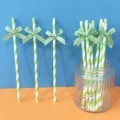 Cannucce di carta a righe verde e bianco con fiocchi verde chiaro per feste e compleanni. - Cannucce con fiocco in nastro a righe verde frutta