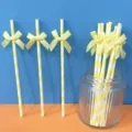 Cannucce di carta a righe gialle e bianche con fiocchi carini per feste e tavoli da dessert. - Cannucce con fiocco in nastro a righe gialle