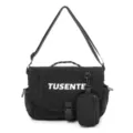 Detalle de la bolsa mensajero negra con tela resistente, bolsillo frontal y correa ajustable. - Negro