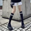 Calcetines altos negros de estilo japonés con rayas blancas para mujeres, estilo JK. - Talla única / Base Negra Rayas Blancas