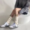 Calentadores de punto en gris y crema combinados con zapatillas para un look de invierno - Talla única / Beige Caqui