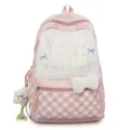Detailansicht des rosa karierten Rucksacks mit niedlicher Schleife und Wolkenanhänger. - Rosa