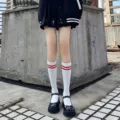 Calcetines negros de media pantorrilla con rayas rojas para mujer, estilo escolar japones. - Talla única / Blanco crema con rayas rojas