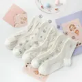 Calcetines blancos de tubo medio con bordado floral y encaje, estilo dulce variante. - 1