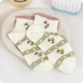 Calcetines cortos de estilo japonés dulce con rayas verdes y diseño floral de tulipanes. - Calcetines a rayas con puño de volantes