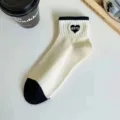 Calcetines cortos de moda para mujer, diseño clásico en blanco y negro con bordado de corazón. - Corazón