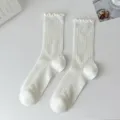 Calcetines de media caña blancos calados para mujer, transpirables de verano finos con volantes. - Crema