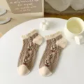 Calcetines cortos marrones con volantes y bordado de osito y flores para uso diario. - Talla única / Cabeza de oso de cuadros con encaje