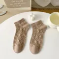 Mujer calcetines cortos marrones lindos con puños de volantes dulces y patrón de rombos de punto. - Talla única / Estampado de rombos con encaje