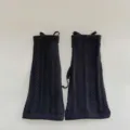 Primer plano detallado de calentadores de punto trenzado negro, polainas de invierno suaves. - Talla única / Cinta Acampanada / Negro