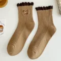 Calcetines marrones de media pierna con volantes y bordado de mariposa, estilo vintage japonés. - Talla única / Caqui