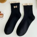 Calcetines negros de media pantorrilla para mujer con elegante encaje beige y lazo. - Talla única / Negro