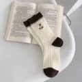 Lindos calcetines a rayas beige y marrón con bordado de oso tierno para mujer otoño. - Oso de peluche