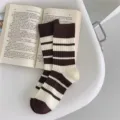 Calcetines de tubo medio a rayas marrones y blancas para mujer estilo colegial calcetines casuales - Rayas gruesas marrones