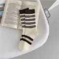 Charmantes chaussettes mi-mollet rayées marron et blanc, style collégien coréen tendance. - Fines rayures marron