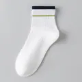 Calcetines deportivos transpirables blancos para hombre con puño azul y raya amarilla. - Puño Doble
