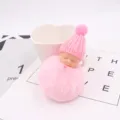 Detail der süßen schlafenden Babypuppe Plüsch Bommel Schlüsselanhänger, rosa Tasche. - Hellrosa