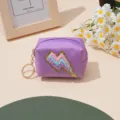 Lila Münzgeldbörse mit buntem Glitzer-Blitz-Aufnäher und Schlüsselanhänger, kleine Tasche. - Lila X Bunter Blitz