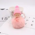 Süßer schlafender Baby-Püppchen-Schlüsselanhänger, flauschiger rosa Bommel-Taschenanhänger und Autodeko. - Rosa