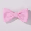 Nahaufnahme der weichen Waffelstruktur dieser rosa Kinderschleifen Haarspange - Rosa