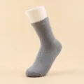 Calcetines de tubo medio para hombre de color liso, calcetines de algodón de invierno variantes. - Talla única / Gris claro