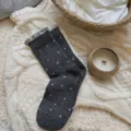 Calcetines de algodón gris oscuro con lunares para mujer, cálidos de media pantorrilla con volantes. - Talla única / Gris oscuro