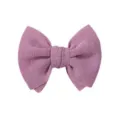 Primo piano di un dolce fermaglio a fiocco in tessuto viola per bambini - Lavanda