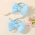 Detalle de dos gomas de pelo con lazo de malla azul claro y delicados lunares blancos niñas. - Juego de 2 Piezas / Azul cielo