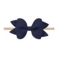 Detalle de primer plano de un lazo brillante azul marino en una diadema de nylon elástico - Lazo de 8.5cm / Azul marino