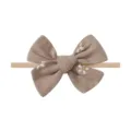 Lieve baby haarband met grote strik en bloemenborduurwerk op elastische nylon band. - Taupe Daisy Embroidery (2998-16)