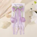 Detalle de una pinza para el pelo con lazo de tulipán morado y cintas largas en tarjeta. - Estilo de Lazo Tulipán (5529) / Violeta Claro