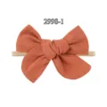 Zachte babyhoofdband met grote oranje strik en een elastische nylon band voor baby's - Baksteenrood (2998-1)