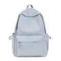 Detailweergave van de lichtblauwe minimalistische studentenrugzak met streeptestuur - Blauw