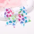 Pinza de pelo con lazo blanco para niñas con un diseño de corazones de colores vibrantes - Corazones Degradados Coloridos (Estilo 2)