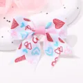 Hochwertige Kinderhaarklammer mit weißer Ripsbandschleife und buntem Herzchen-Druck - Weiß Blau Rosa Herzen (Stil 11)