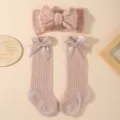 Niedliches Set aus rosa Baby-Stirnband und Kniestrümpfen mit Satin-Schleifen - Dreiteiliges Set / Hautfarben