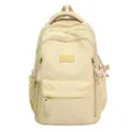 Nahaufnahme des leichten gelben Rucksacks mit Sternmuster und Marken-Logo-Aufnäher - Gelb
