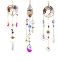 Dettaglio di tre acchiappasole in cristallo Albero della Vita con pietre chakra e prismi AB - Set Albero della Vita da 3 Pezzi / Confezione da 3