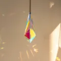 Vista dettagliata del prisma in cristallo colorato AB che crea splendidi riflessi arcobaleno - Forma a Corno Lunga