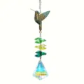 Vista dettagliata dell'acchiappasole a colibrì colorato con pendente in cristallo - Colibrì