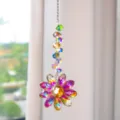 Primo piano di acchiappasole in cristallo a girasole con perline iridescenti arcobaleno - Stile Girasole Magico Cangiante