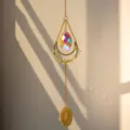 Dettaglio di acchiappasole con prisma di cristallo e fetta di agata che crea arcobaleni - Stile Agata Gialla / Lunghezza 43cm
