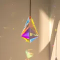 Dettaglio del prisma di cristallo colorato AB che crea vivaci arcobaleni sulla parete - Rhombus Horn Shape / 95mm
