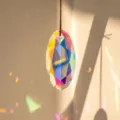 Dettaglio ravvicinato del prisma in cristallo AB che crea vivaci riflessi arcobaleno - Forma a Diamante Ovale / 92mm