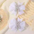 Δύο λευκοί φιόγκοι μαλλιών από κορδέλα με διακοσμητικό γράμμα Κ από λαμπερά στρασάκια - Γράμμα K / 2 Τεμάχια/Σετ / Λευκό