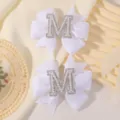 Λευκά κλιπ μαλλιών φιόγκος για κορίτσια με διακόσμηση γράμμα Μ από πέρλες και στρας - Γράμμα M / 2 Τεμάχια/Σετ / Λευκό