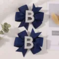 Κομψά κλιπ μαλλιών με μπλε φιόγκο και γράμμα B από στρας και πέρλες για παιδιά - Γράμμα B / 2 Τεμάχια/Σετ / Ναυτικό Μπλε