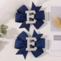 Navy μπλε κορδέλες μαλλιών με φιόγκο και πέρλες με στρας γράμμα Ε λεπτομέρεια σετ - Γράμμα E / 2 Τεμάχια/Σετ / Ναυτικό Μπλε